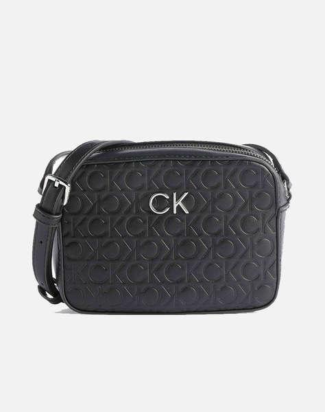 CALVIN KLEIN RE-LOCK CAMERA KABELKA EMB MONO ( Rozměry: V 15.5 x Š 21 x H 5 cm).