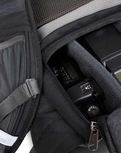 EASTPAK OUT CAMERA PACK (Rozměry: 44 x 29 x 19 cm)